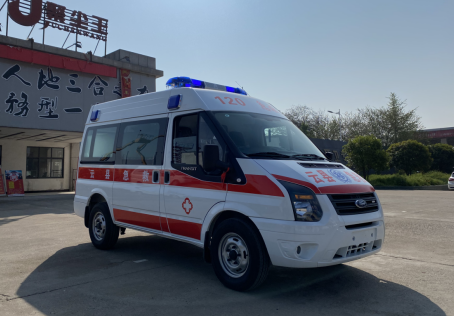 福特V348短軸中頂轉(zhuǎn)運型救護車